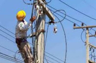 छह दर्जन बकायादारों के कनेक्शन काटे गए