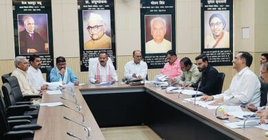 लखनऊ विधान भवन में याचिका समिति की बैठक सम्पन्न, विभिन्न विभागों के लंबित प्रकरणों पर हुई गंभीर चर्चा