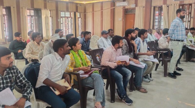 सचिव- प्रधान ग्रामीणों को जनकल्याणकारी योजनाओं से लाभान्वित करायें:एसडीएम