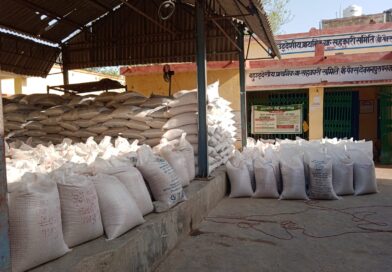 राजकीय गेहूं क्रय केंद्रों पर अव्यवस्था: उठान ठप, किसान बेहाल