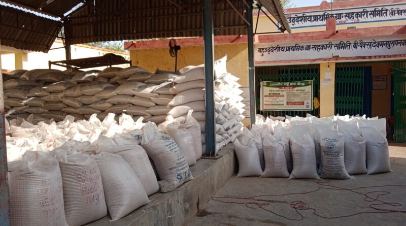 राजकीय गेहूं क्रय केंद्रों पर अव्यवस्था: उठान ठप, किसान बेहाल