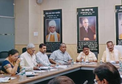 जनता से जुड़े हुए विषयो पर संवेदनशील हो अधिकारी